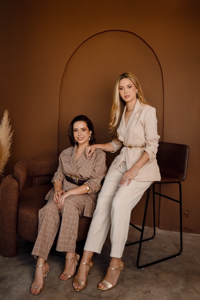 Arquitetas Vanessa e Yasmim da Mavoo Arquitetura em ensaio editorial